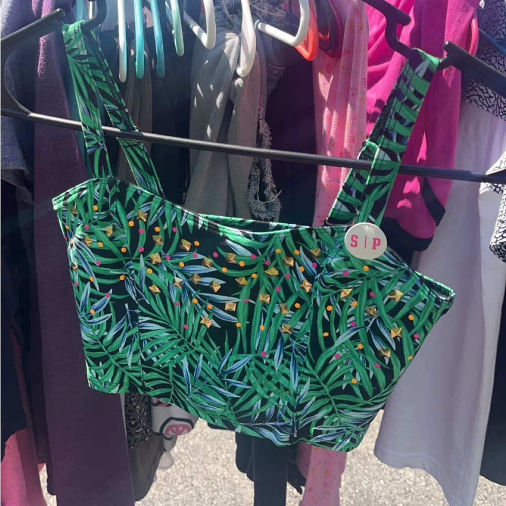 Price 🔽 NWT VS pink crop top size S